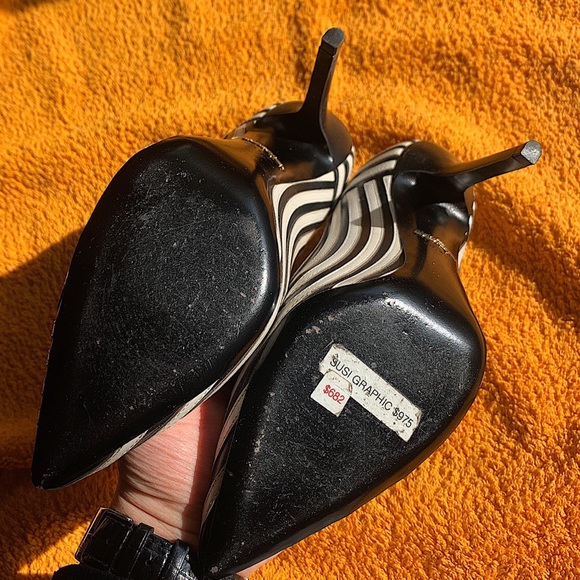 Authentic Salvatore Ferragamo Pointy-Toe Pump - Picture 3 of 4